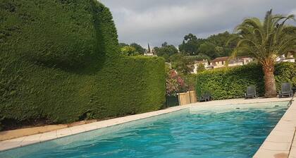 Villa Espérance, Côte d'Azur, pool and tennis area, ideal for families.