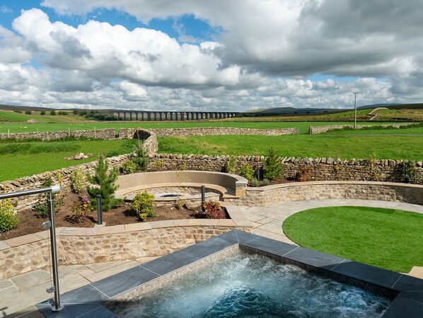 Outdoor spa tub - Gunner Lodge (Carnforth)