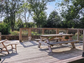 Outdoor dining - Goss Hall (Canterbury)