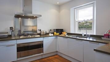 Frigorífico, lavavajillas y utensilios de cocina