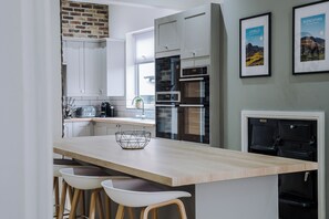 Frigorifero, lavastoviglie, bollitore elettrico, tostapane