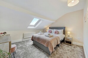 6 bedrooms, individually decorated, individually furnished, free WiFi - Lund House (Ulverston)