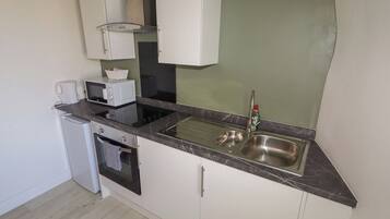 Fridge, cookware/dishes/utensils