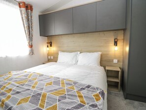 2 bedrooms, individually decorated, individually furnished