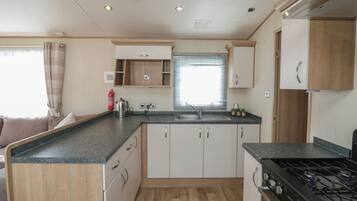 ثلاجة، غلّاية كهربائية، محمصة خبز، مستلزمات طهي/أطباق/أوعية