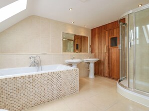 Shower - Clematis - Lodge 16 (Wadebridge)