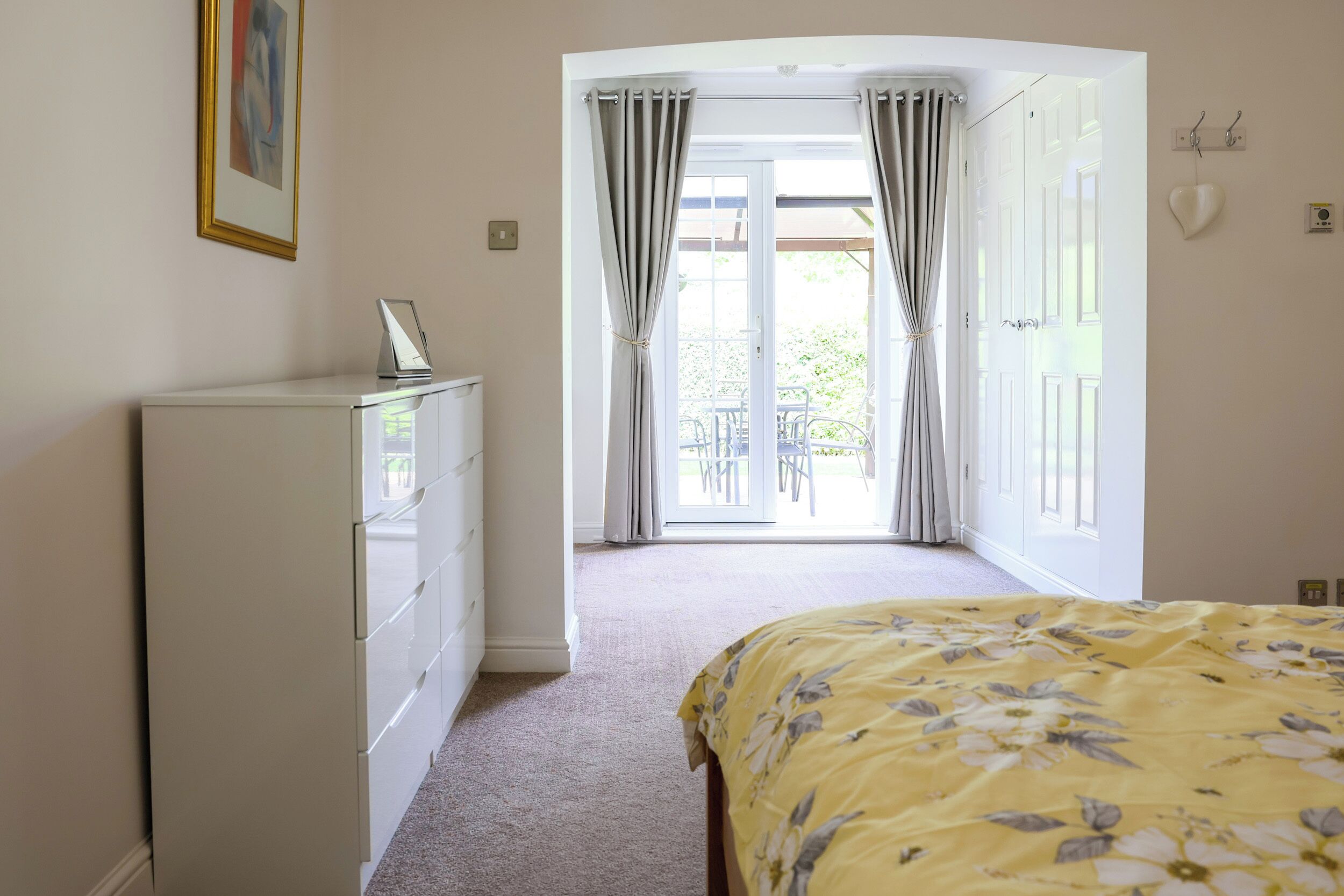 2 Schlafzimmer, individuell dekoriert, individuell eingerichtet