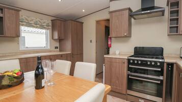 Cottage | Private kitchen | Fridge, cookware/dishes/utensils