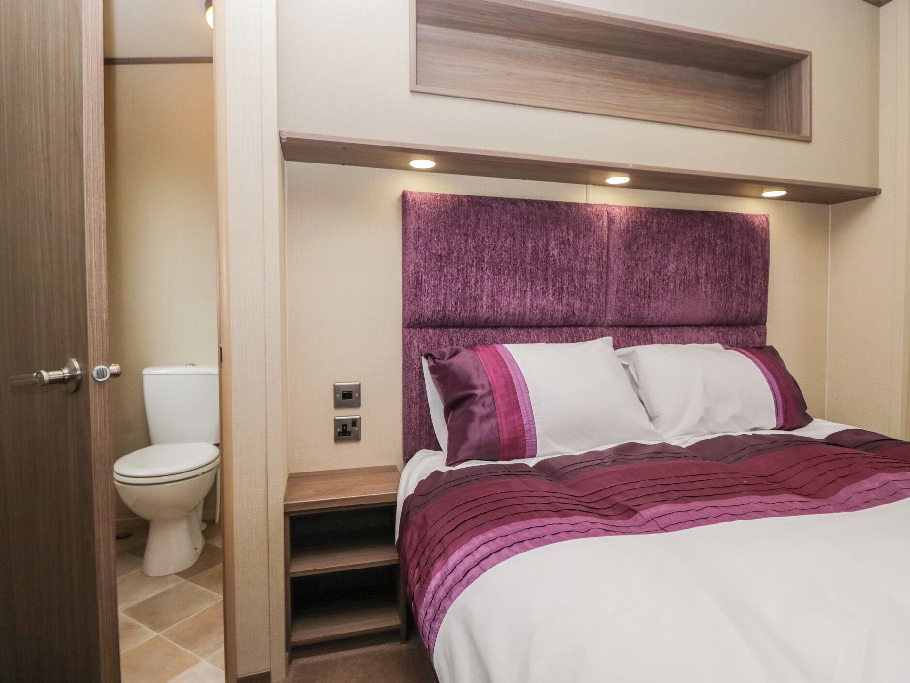 Cottage | 2 bedrooms, individually decorated, individually furnished