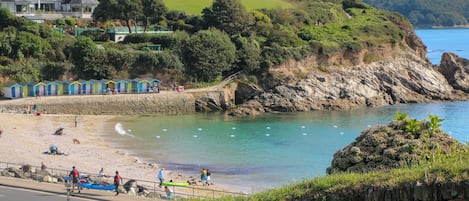 Una spiaggia nelle vicinanze