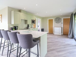 Refrigerador, lavavajillas, tetera/pava eléctrica, tostadora