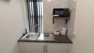 雪櫃、電熱水壺、廚房用具/餐具/器皿