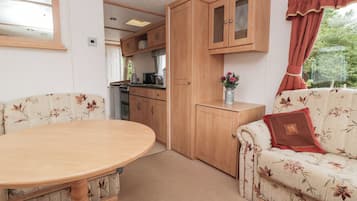 Cottage | Private kitchen | Fridge, electric kettle, toaster, cookware/dishes/utensils
