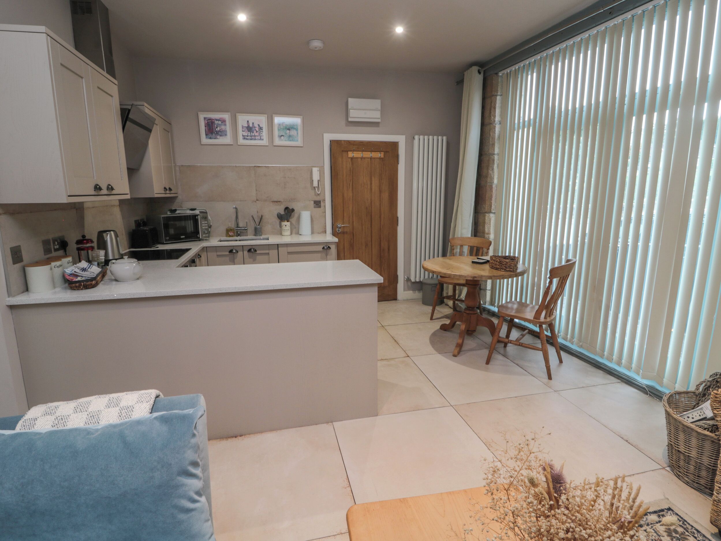 ثلاجة، غلّاية كهربائية، مستلزمات طهي/أطباق/أوعية