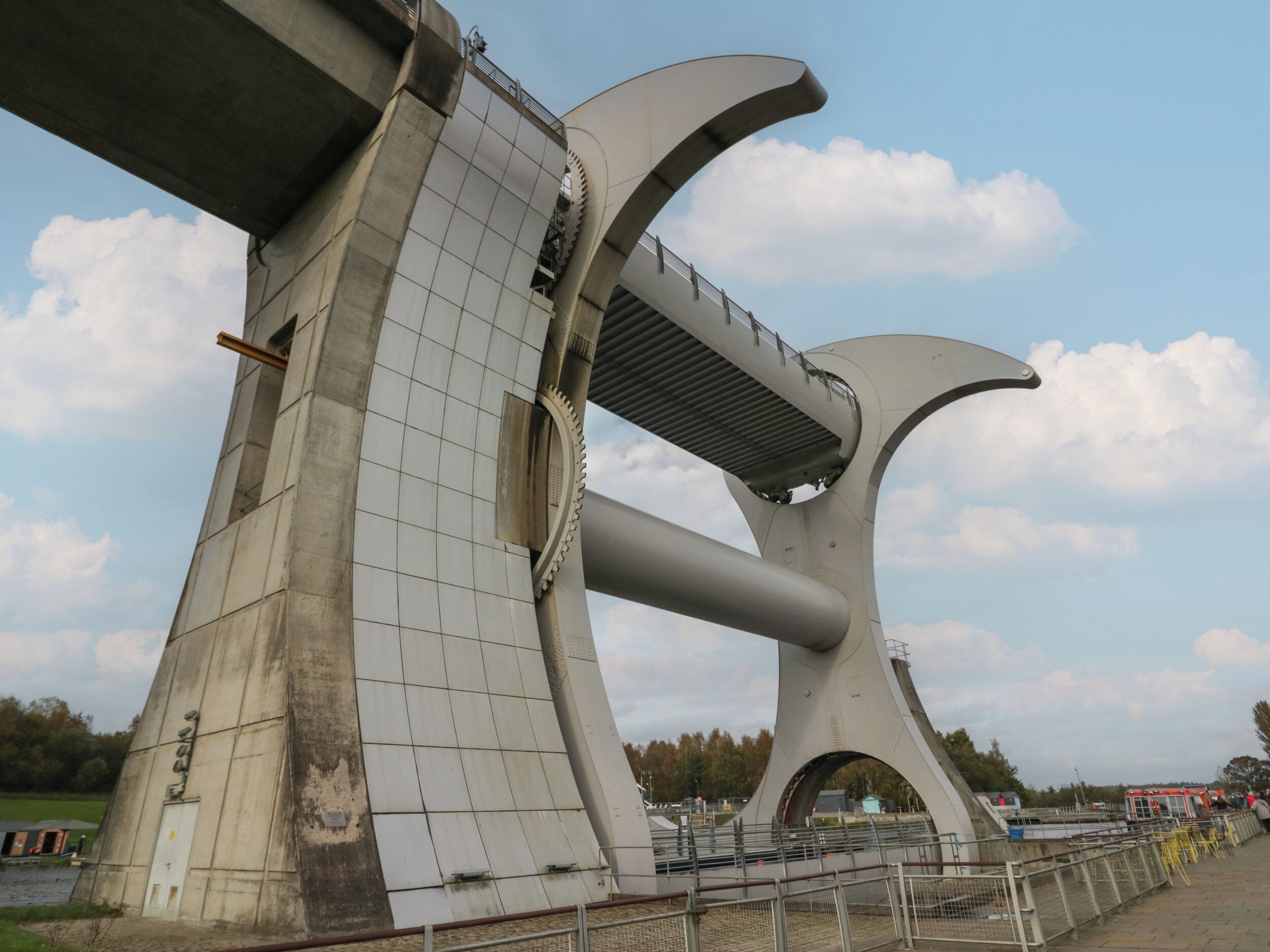 Un puente grande y moderno con un diseño de arco distintivo y una pasarela para peatones.