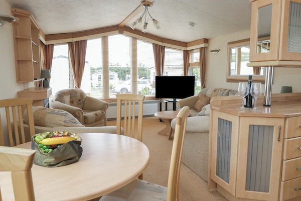 Cottage | Living area | Fireplace