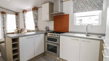 Cottage | Private kitchen | Fridge, electric kettle, toaster, cookware/dishes/utensils