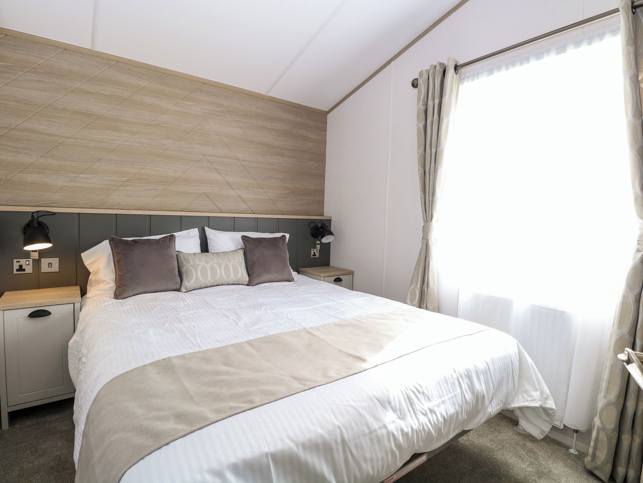 2 dormitorios, decoración individual, mobiliario individual