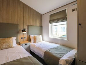 2 Schlafzimmer, individuell dekoriert, individuell eingerichtet