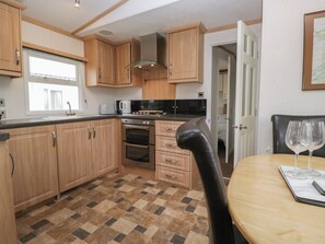 Cottage | Private kitchen | Fridge, electric kettle, toaster, cookware/dishes/utensils - Willow (Denny)