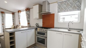 ตู้เย็น, กาต้มน้ำไฟฟ้า, เตาปิ้งขนมปัง, เครื่องครัว/จาน/ช้อนส้อม