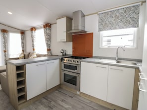 Fridge, electric kettle, toaster, cookware/dishes/utensils - Rowan (Denny)