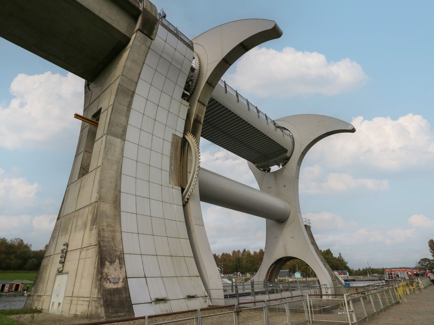 Un puente grande y moderno con un diseño único y curvo.