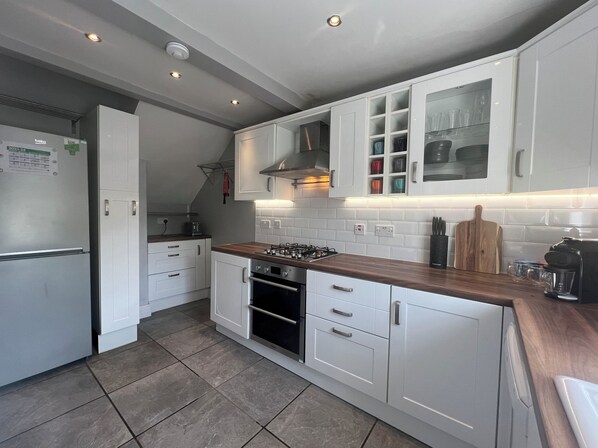 Réfrigérateur, lave-vaisselle, bouilloire électrique, grille-pain