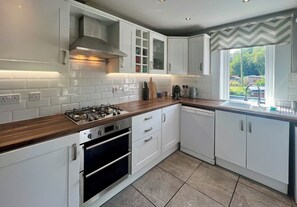 Fridge, dishwasher, electric kettle, toaster - Mclaren House (Stirling)