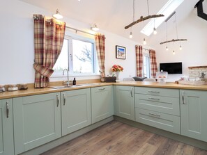 Dishwasher, cookware/dishes/utensils - Bayview Byre (Isle of Lewis)