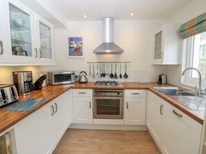 Réfrigérateur, lave-vaisselle, bouilloire électrique, grille-pain