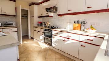 Cookware/dishes/utensils