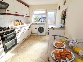 Főzőedények/tányérok/evőeszközök