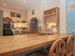 Fridge, dishwasher, electric kettle, toaster - Princess Beach House (Swanage)