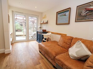 Living area - Garden Retreat (Swanage)