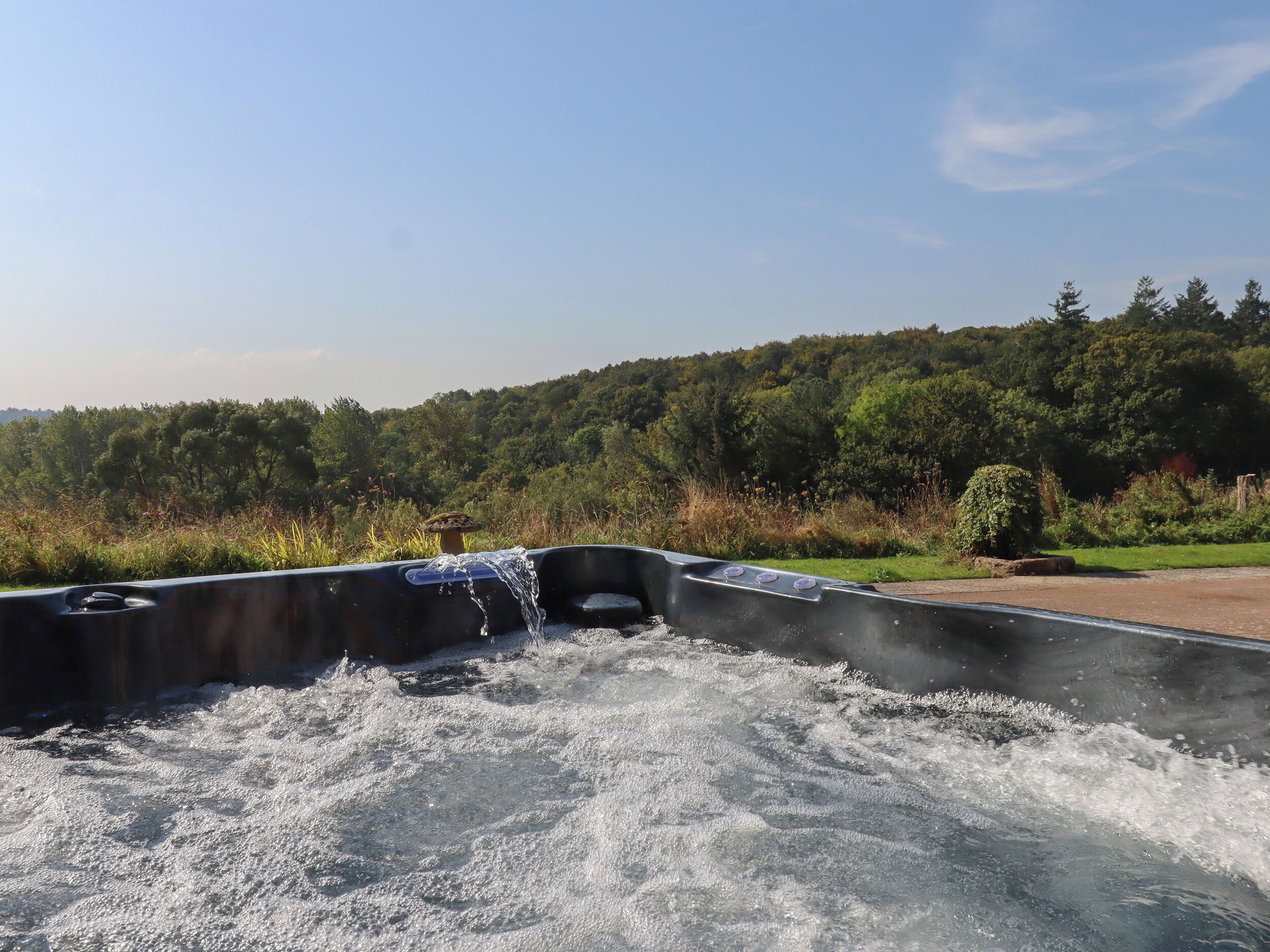 Tina de hidromasaje al aire libre