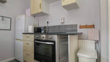 Lemari es, ketel listrik, dan pemanggang roti