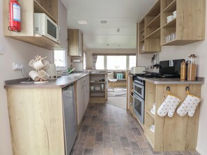 Fridge, electric kettle, toaster, cookware/dishes/utensils - Herrylock (Rhyl)