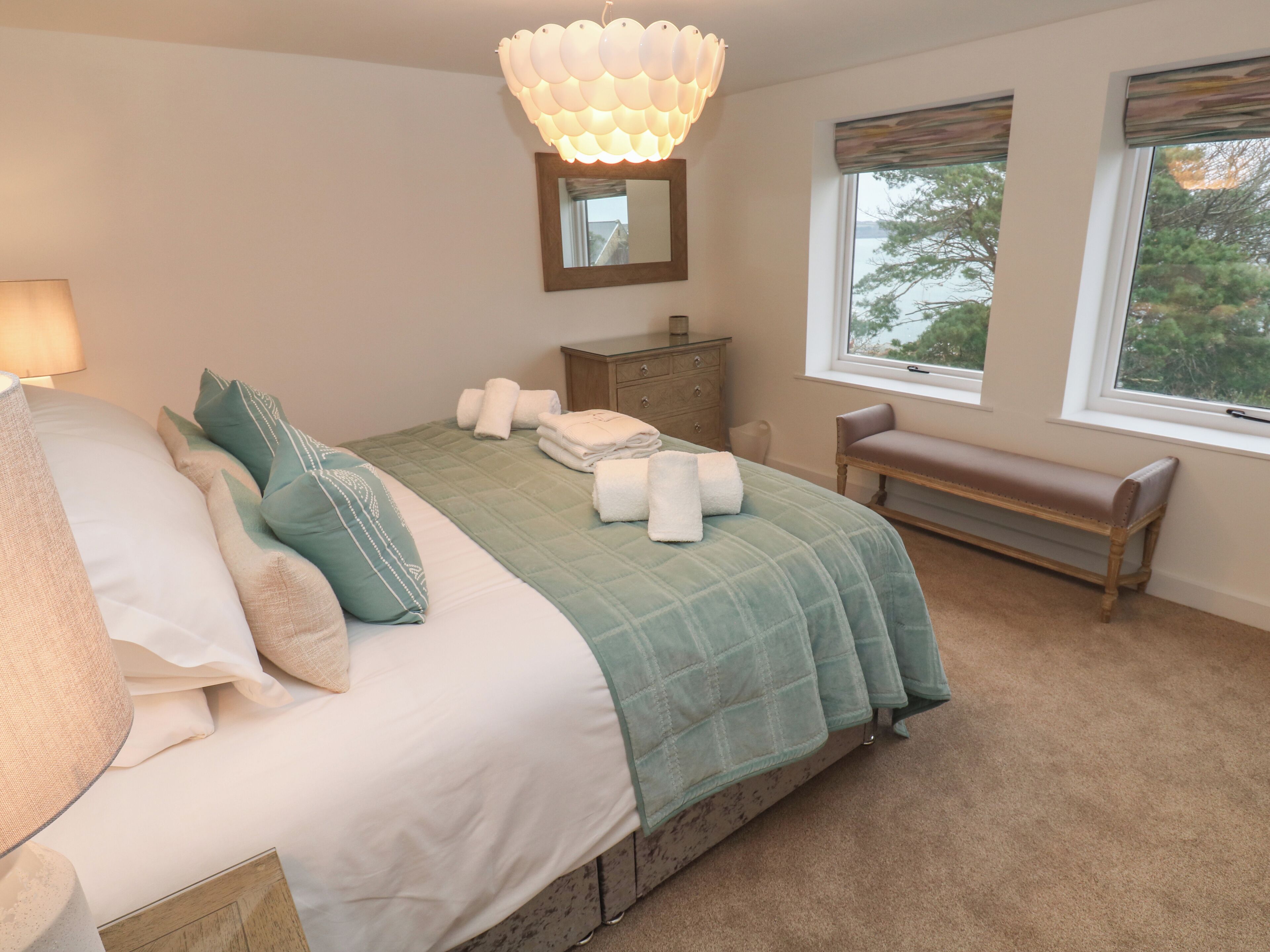 2 quartos, individualmente decorados, individualmente mobiliados