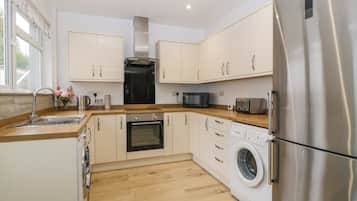 Fridge, cookware/dishes/utensils