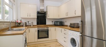 32 Bridgend Road