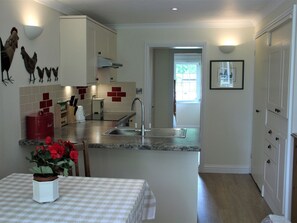 Fridge, dishwasher, electric kettle, toaster - October House Holiday Cabin (Fordingbridge)