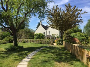 Property grounds - October House Holiday Cabin (Fordingbridge)