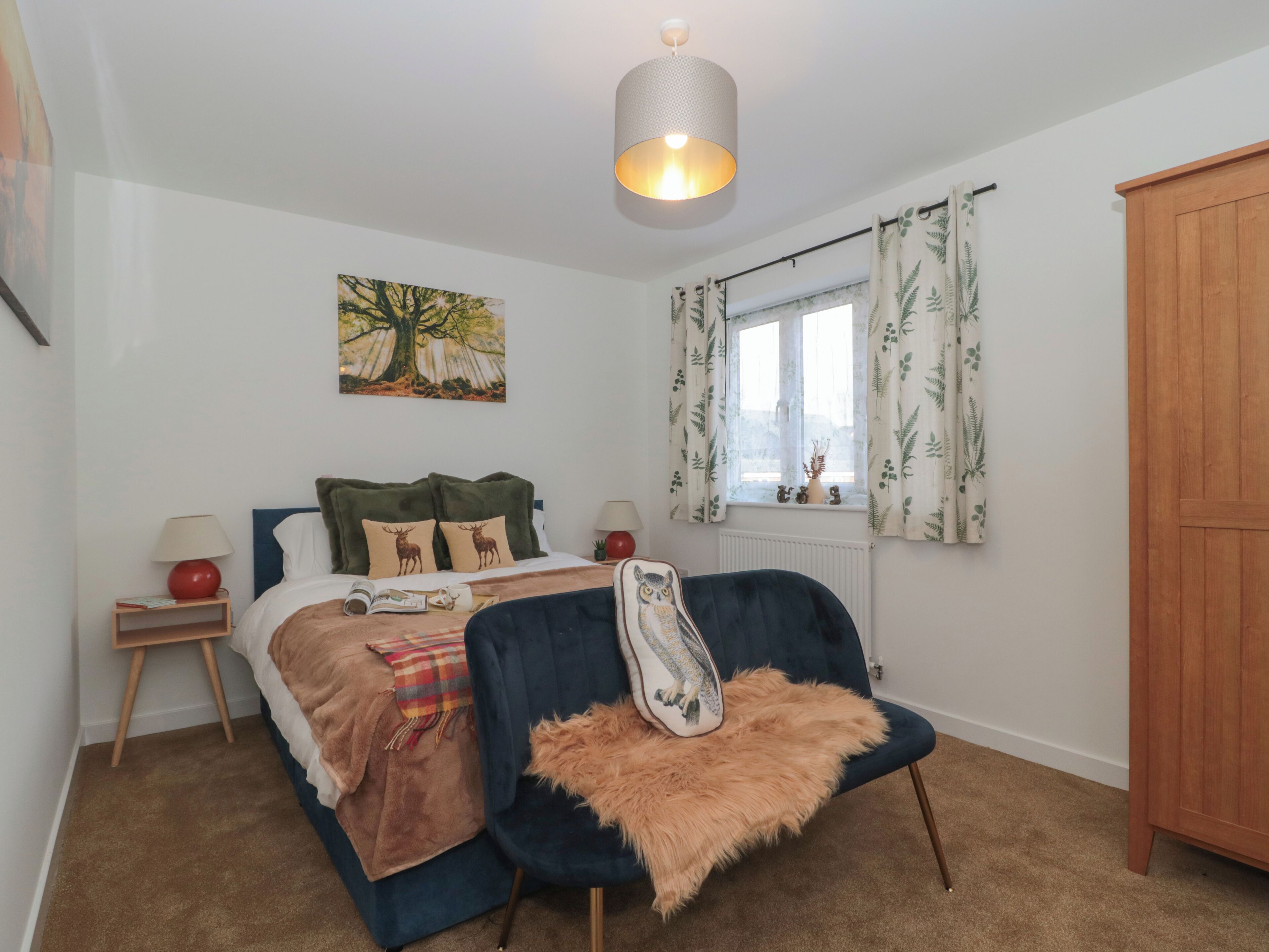 2 Schlafzimmer, individuell dekoriert, individuell eingerichtet