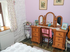 2 dormitorios, decoración individual, mobiliario individual