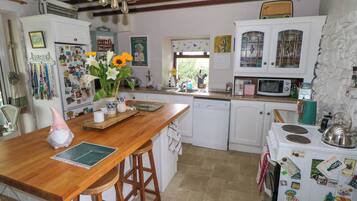 Dishwasher, electric kettle, toaster, cookware/dishes/utensils