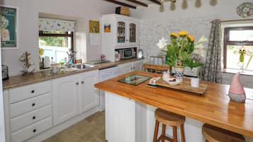Dishwasher, electric kettle, toaster, cookware/dishes/utensils