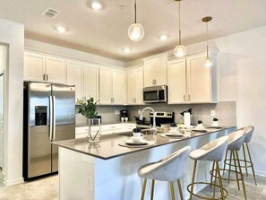 Fridge, microwave, oven, stovetop - Family Fun Getaway | Clubhouse, Waterpark & Disney Nearby (Davenport)