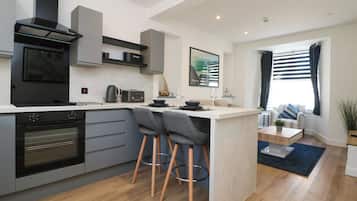 Frigorífico, hervidor eléctrico, tostadora y utensilios de cocina