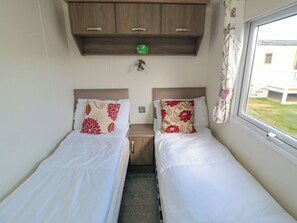 2 quartos, individualmente decorados, individualmente mobiliados
